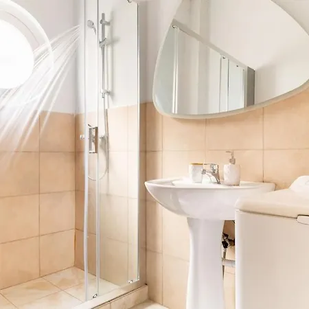 3bdr Ideal Athenian Appartamento
